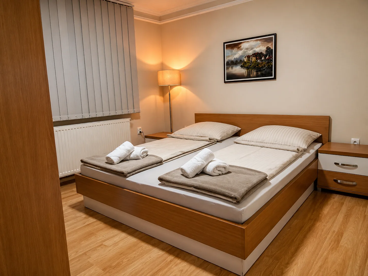 Royal Apartmani Negotin — dvokrevetna spavaća soba sa podnom lampom i umetničkom slikom